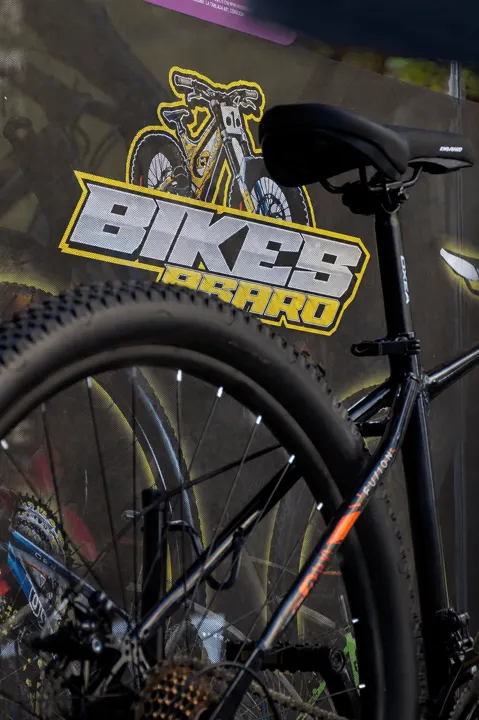 Bicicleta frente al cartel de Bikes Asaro