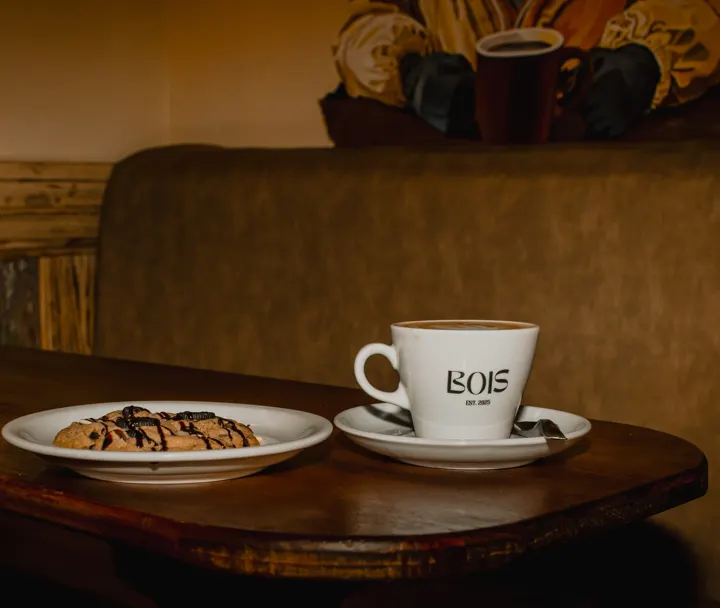 Taza con la marca de Bois café y cantina