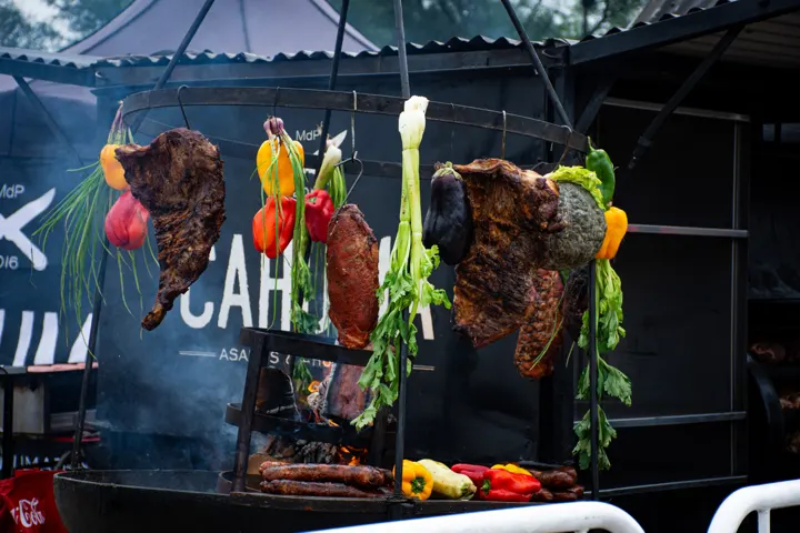 Parrilla de Cahuma con carnes y vegetales colgados