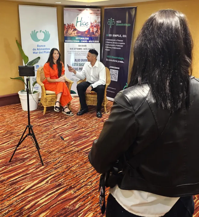 Entrevista filmada durante un evento
