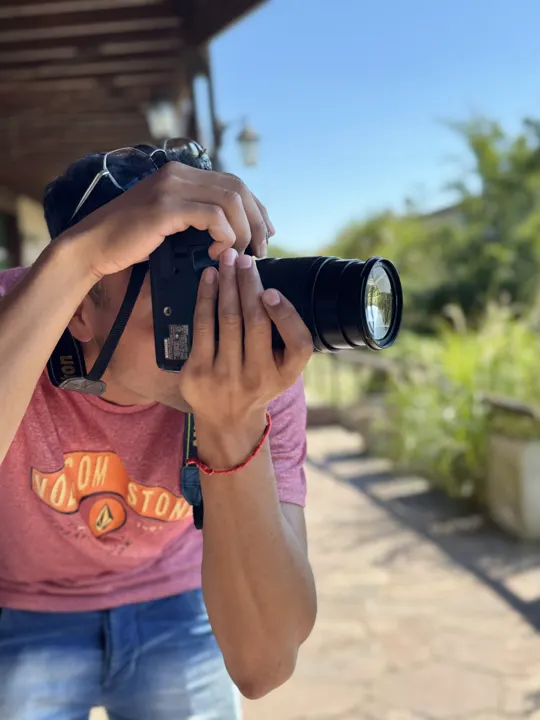 Fotógrafa del equipo tomando una foto al aire libre