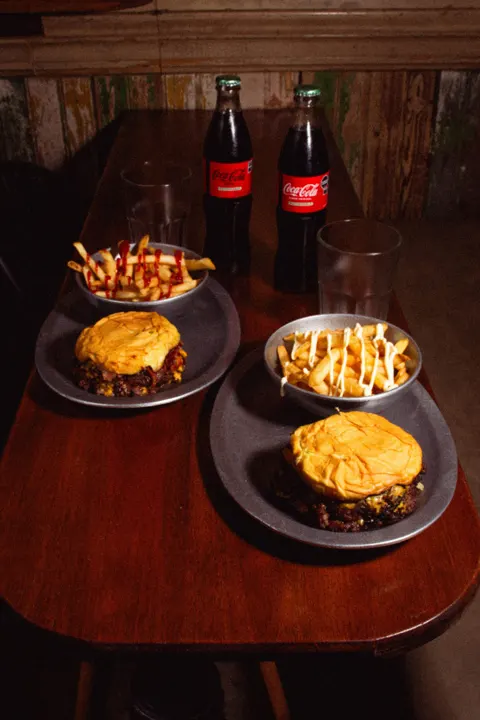 Hamburguesas con papas fotografiadas por Biomarketing